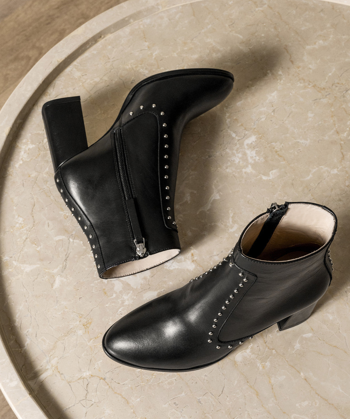 s/files/1/0898/2354/3633/files/bottines-lou-noir.jpg_v_563612016385-2_37a34a0a-a88f-4a00-b6dc-5ebe4b4214e3.jpg?v=1745542187