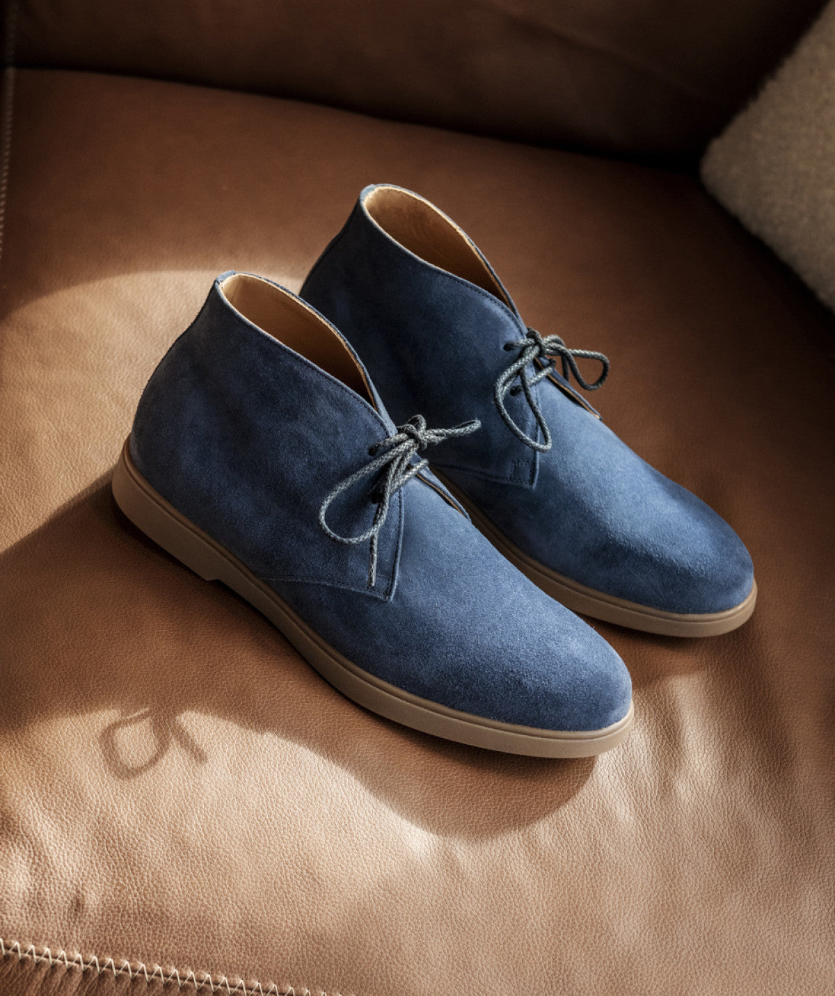 s/files/1/0898/2354/3633/files/bottines-sahara-daim-bleu.jpg_v_4718616671745-2_8c473a11-32c7-4a60-a30a-4e7625344aa0.jpg?v=1745546091