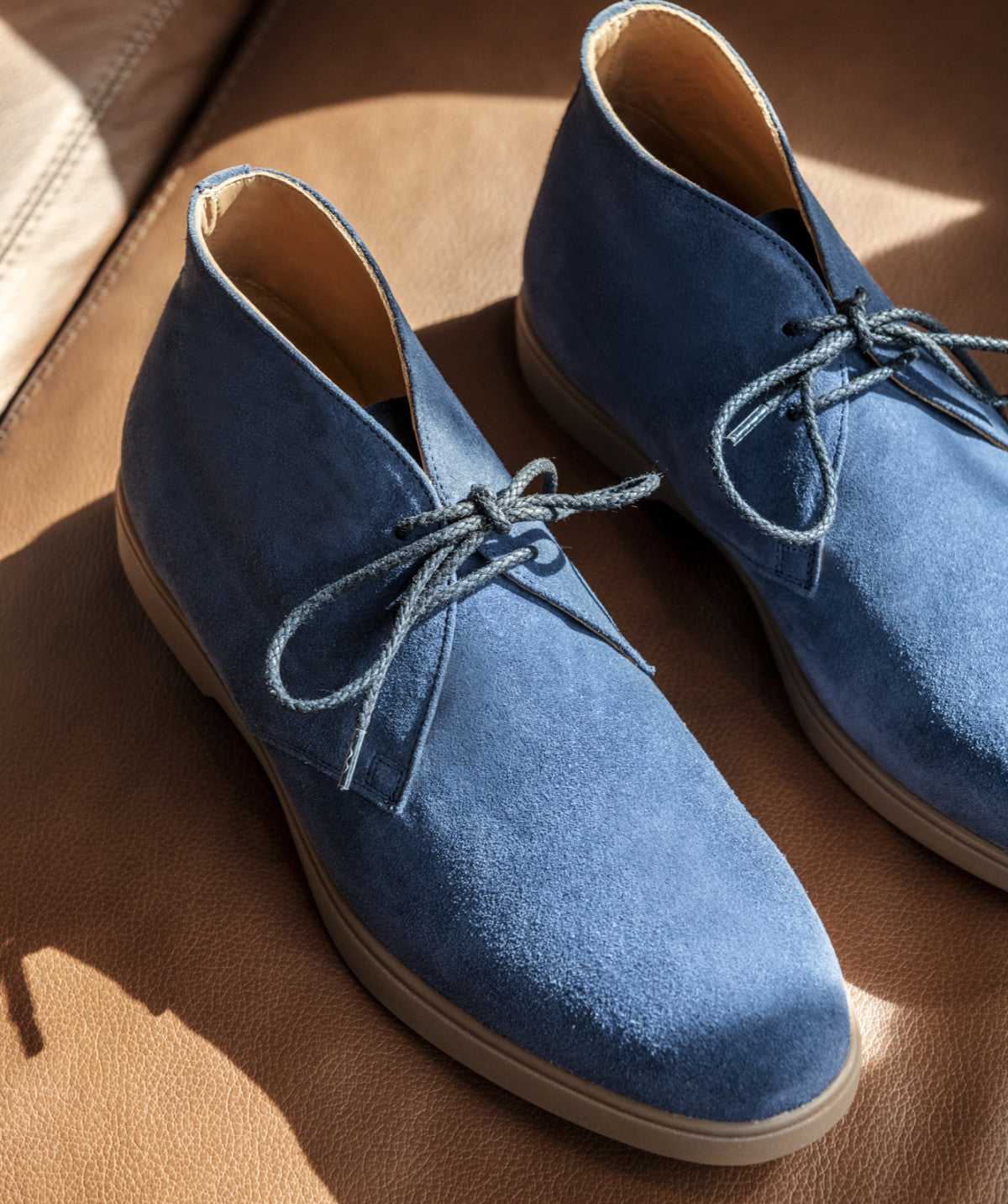 s/files/1/0898/2354/3633/files/bottines-sahara-daim-bleu.jpg_v_4718616671745-7_4a6e71df-efca-4426-8836-78e665e36a3b.jpg?v=1745546092