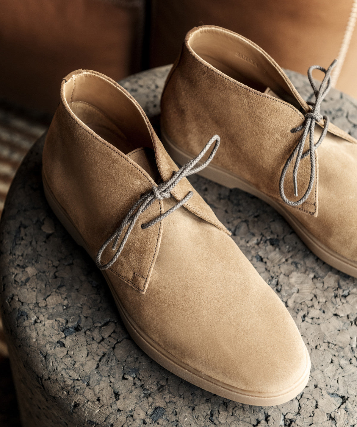 s/files/1/0898/2354/3633/files/bottines-sahara-daim-camel.jpg_v_47186161474584-8_85b7b52e-af50-4ab5-af1f-ea09584d49a2.jpg?v=1745546096