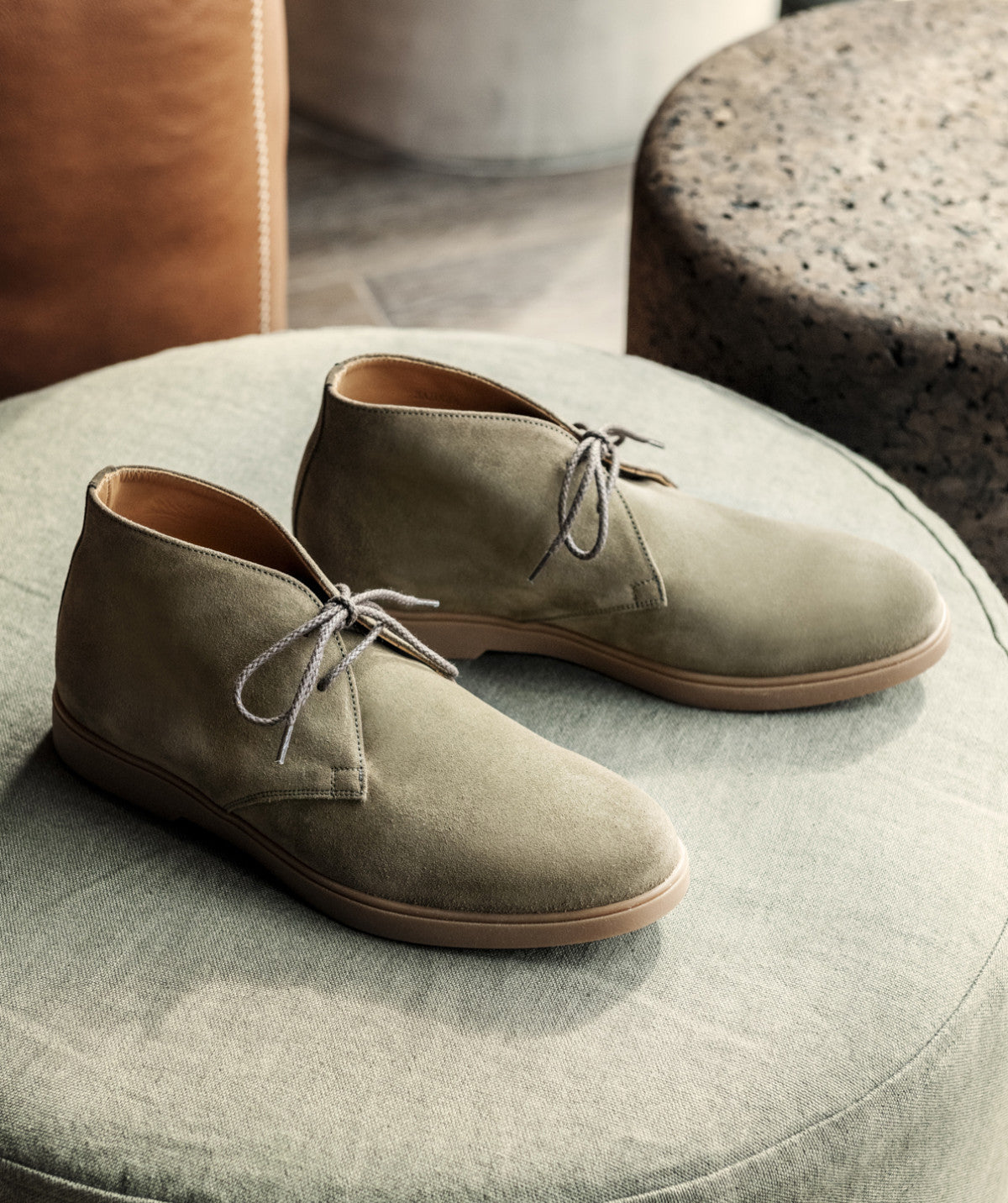 s/files/1/0898/2354/3633/files/bottines-sahara-daim-olive.jpg_v_47186161097752-2_65e1e788-fa04-4637-9358-9bdb1944aa68.jpg?v=1745546490