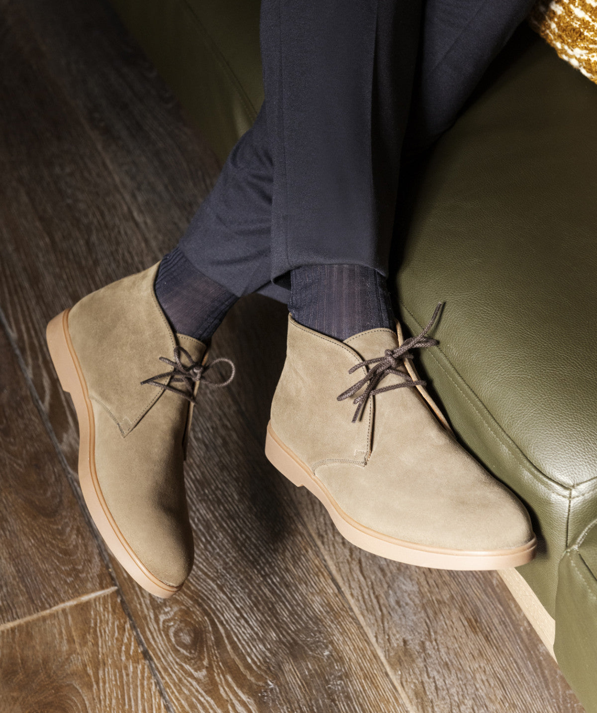 s/files/1/0898/2354/3633/files/bottines-sahara-daim-olive.jpg_v_47186161097752-8_0b023285-b17c-4c4a-b4a9-6bb9248bb7e4.jpg?v=1745546491