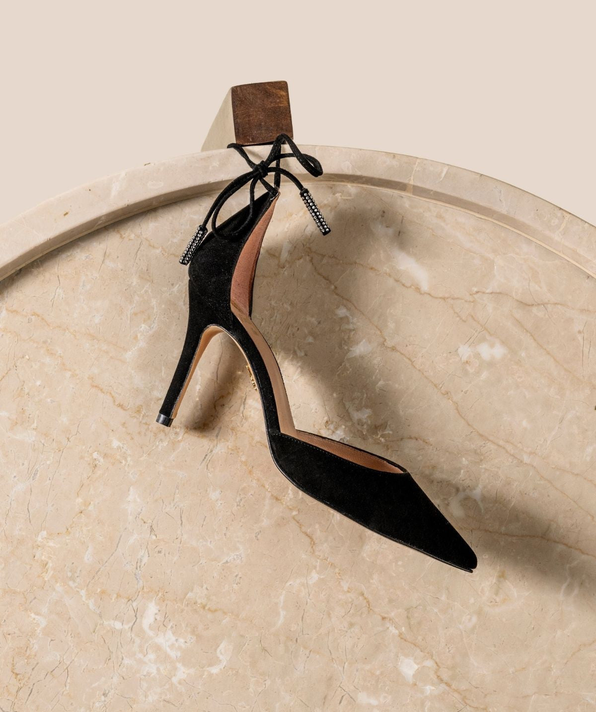 s/files/1/0898/2354/3633/files/escarpins-diana-onyx.jpg_v_51773683473432-7_81165cba-34a6-4726-98f4-4654d6f9c4e8.jpg?v=1745519618