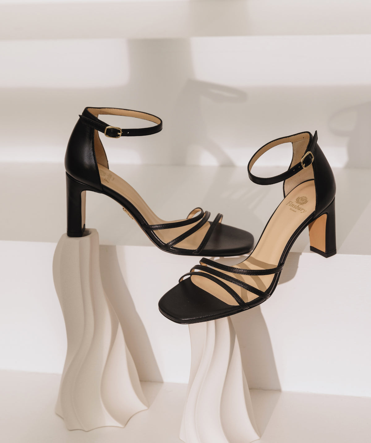 s/files/1/0898/2354/3633/files/sandales-cecile-noir.jpg_v_671746416385-3_20cba27a-dd55-4028-b741-7e537e8b22c1.jpg?v=1745545991