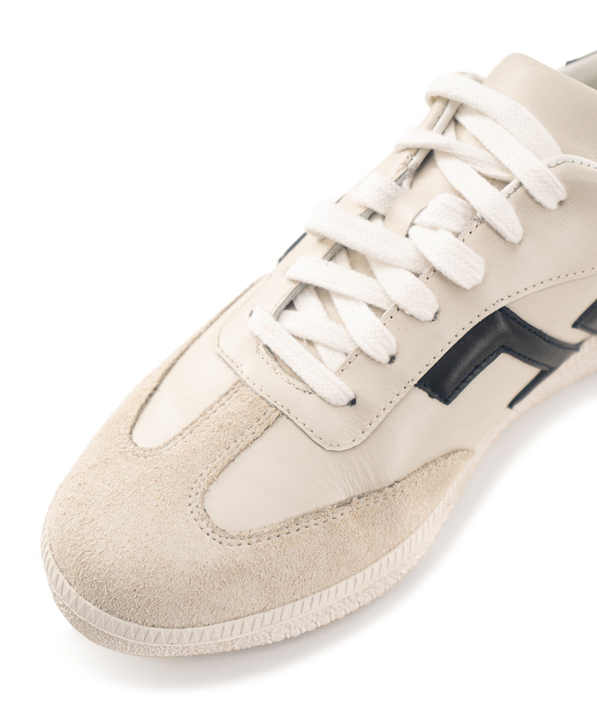 s/files/1/0898/2354/3633/files/sneakers-mathilde-creme-et-noir.jpg_v_69959924554776-3_c23c513b-6524-4c56-96ac-759de1bca960.jpg?v=1745567413